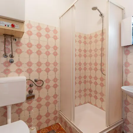 Tinka, No 5 Apartman
