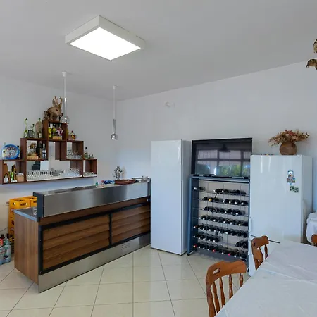 Tinka, No 5 Appartement