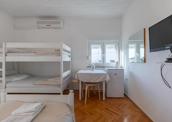 Tinka, No 5 Apartman