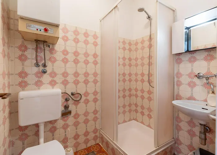 Tinka, No 5 Apartment